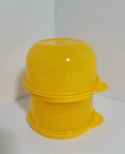 Zwei Tupperware Ideal Schüsseln 8 Unzen halbdurchsichtig gelb & flüssigkeitsdichte Dichtungen NEU - Bild 1 von 2