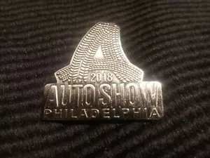 2018 PHILADELPHIA AUTOMOBILE SHOW LAPEL PIN PINBACK BUTTON - Picture 1 of 3