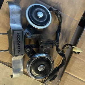84 Honda VF 700 VF700 C V45 Magna horns and front emblem set - Picture 1 of 2