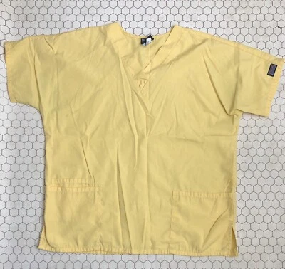 Ropa de trabajo Cheroke amarillo claro mediano 4 tops y 3 pantalones exfoliantes largos excelente estado. Foto 1 de 4