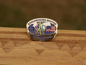 Pinback de solapa de metal y esmalte Synchronized Skating International 2001 1" - Imagen 1 de 8
