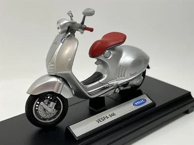 Vespa 946 Silver 1:18 Scale 12849 - Image 1 of 4