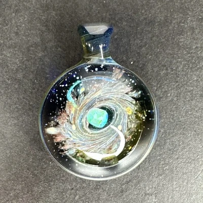 Colgante de vidrio artístico soplado a mano ópalo galaxia espacio colgante embriagador borosilicato hecho a mano Foto 1 de 4
