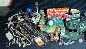 Riesiges 100 Artikel Verschiedenes Trödel Schubladen Lot Vintage Schmuck Schmuck Spielzeug Spaß seltsame Sachen - Bild 1 von 13