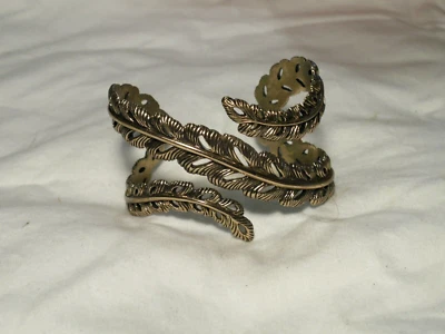 ...签名 BARSE...花式金色羽毛设计袖口手链... — 第 1/4 张图片