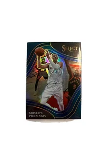 Kristaps Porzingis Blue Shimmer Prizm Courtside SP - 2021-22 Panini Select NBA - Bild 1 von 3