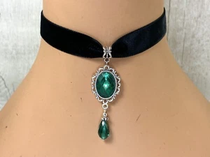 Black Velvet Choker Necklace green jewel cameo pendant goth vintage style - Picture 1 of 3