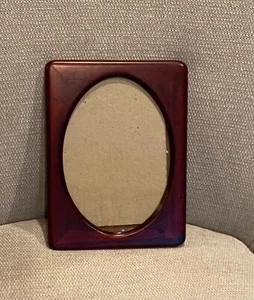 Marco de fotos de madera maciza con acabado de madera de cerezo con abertura ovalada para imagen de 5" x 7" - Imagen 1 de 5
