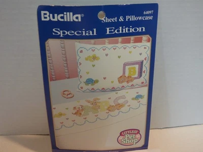 Bucilla Funda de Almohada Sábana Bebé Estampada Punto de Cruz Kit Pequeña Tienda de Mascotas Animales Foto 1 de 3