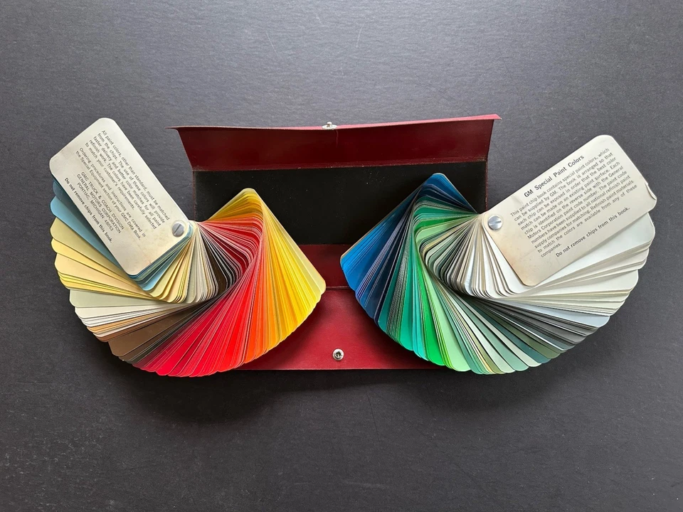 Folleto de ventas de concesionarios colores especiales flota de camiones GMC originales astillas de pintura Foto 1 de 4