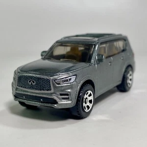 Infiniti QX80 2022 gris escala 1:64 diecast diorama modelo SUV #33 - Imagen 1 de 12