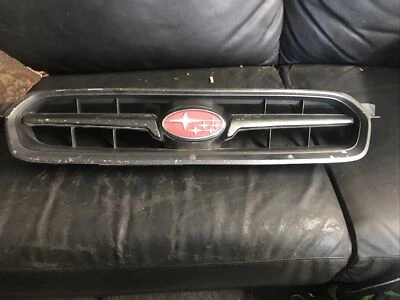 Subaru Legacy Outback 2005 2006 2007 parrilla delantera con emblema cromado y negro Foto 1 de 4