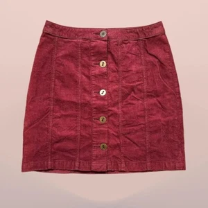 Minigonna Pilcro Anthropologie rosso scuro in velluto a coste ottone con bottoni taglia 8 - Foto 1 di 7