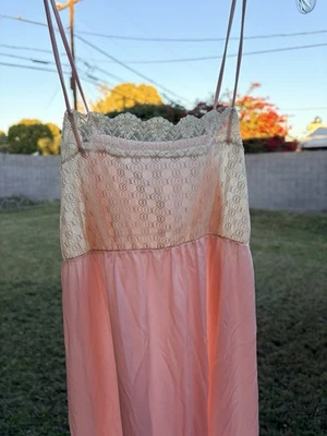 复古 JCPenney 尼龙粉色和平花边睡衣全娃娃 M 码浪漫 — 第 1/4 张图片