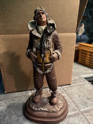 Escultura de piloto hecha por Michael Garman Foto 1 de 4
