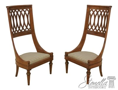 F58359EC: Par de sillas altas inusuales de nogal italiano Foto 1 de 4