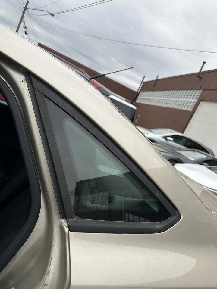 Used Left Quarter Glass fits: 2017 Ford Focus Sdn black moulding Left Grade A Foto 1 de 4