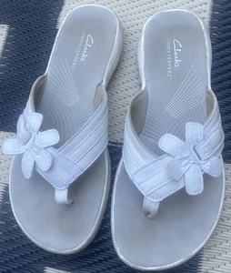 CLARKS Brinkley Florah Womens Sz 7M White Slip On Thong Flip Flop Sandals GUC - Picture 1 of 9