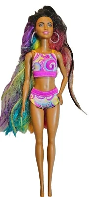 Traje de baño Barbie muñeca afroamericana arco iris destacados pelo largo en muy buen estado C360G Foto 1 de 4