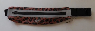 Nike Estampado Delgado Correr Cintura Pack 3.0 Adulto Unisex Arcilla Mineral/Negro/Plateado Foto 1 de 4