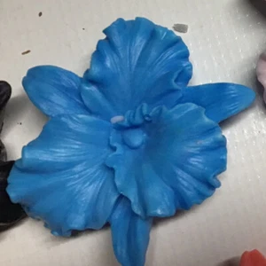 2 Flower shapes bar soaps (2) - Picture 1 of 5