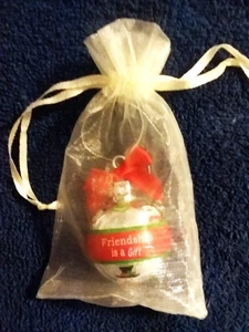 Weihnachtsschmuck "Freundschaft ist ein Geschenk" im Netzbeutel - Bild 1 von 1