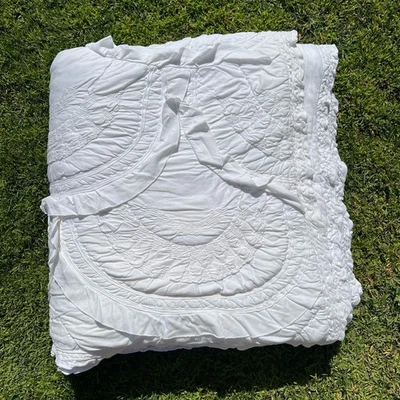 Conjunto de 3 Colchas Queen Anthropologie Rivulets Tufadas Creme Ruched Ruffles FLAWS - Imagem 1 de 4