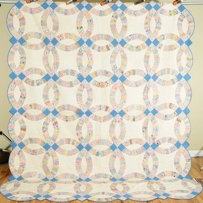 Large 1930's Double Wedding Ring Antique Quilt ~BEAUTIFUL Vintage Fabrics! - Image 1 of 4