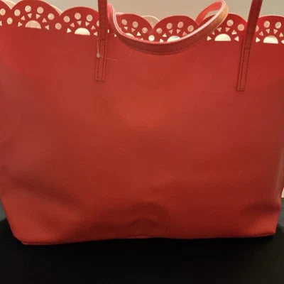 Macys 珊瑚激光切割扇贝边缘托特包购物袋 — 第 1/4 张图片