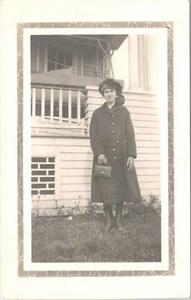 JOVENCITA, ABRIGO LARGO, BOTAS ALTAS, Porche Victoriano, Columpio 1910-1930 FOTO REAL - Imagen 1 de 2