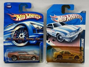 Camiones diecast Hot Wheels Radical Wrestlers '56 2003 y 69 Chevy 1:64 - Imagen 1 de 10