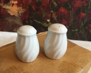 Agitadores de sal y pimienta imperiales de cerámica blanca de porcelana blanca de cocina REDUCIDOS $6 juegos - Imagen 1 de 4