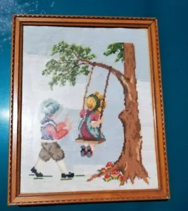 Vintage / Antike Stickerei von zwei Kindern und einer Schaukel gerahmt - Bild 1 von 12