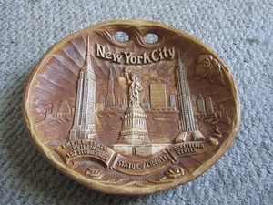 Vintage 60er New York City Holzimitat Plakette Platte Souvenir Pfeil Neuheit Firma - Bild 1 von 5