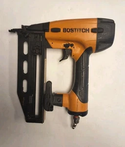 Clavadora con acabado neumático Bostitch 16ga modelo FN1664 usada - Imagen 1 de 5