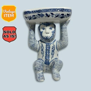 CHINOISERIE blau-weiß Keramik sitzender Affe hält Schale, 8 x 6 Statue. REPARIERT! - Bild 1 von 10