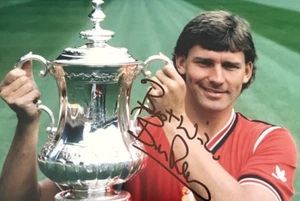 BRYAN ROBSON - MANCHESTER UNITED LEGEND -   EXCELLENT SIGNED PHOTO - Picture 1 of 1
