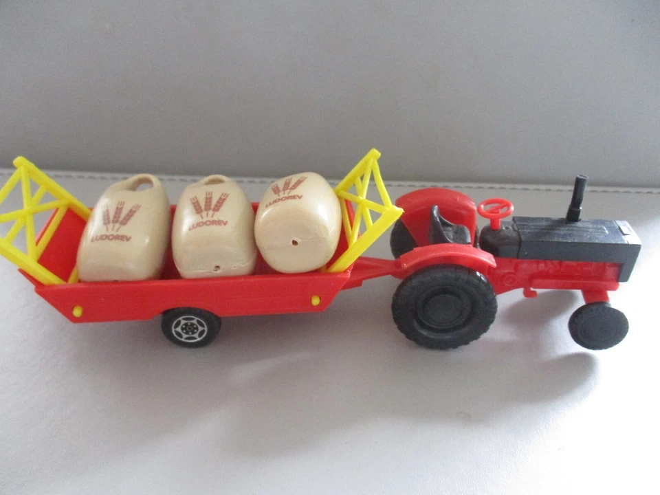 LUDONOREV NOREV TRACTOR FARM LOT WITH AGRICULTURAL GRAIN BAG TRAILER - Image 1 of 1