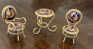 LIMOGES FRANCIA MINIATURA AZUL COBALTO CASA DE MUÑECAS JUEGO MESA CON DOS SILLAS - Imagen 1 de 10