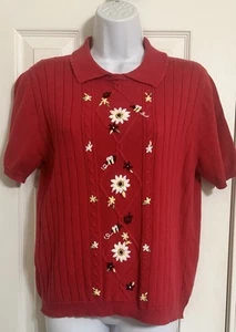 ALFRED DUNNER PETITE M MAGLIA ROSSA RICAMATA FLOREALE E PERLINE MANICA CORTA TOP - Foto 1 di 16