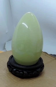 Grüne Jade hochpoliert großes Ei Skulptur Briefbeschwerer Holz Ständer - Bild 1 von 8