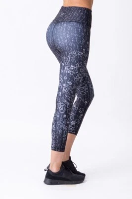 Legging capri Tribe Active para mujer negro Star Night talla L $70 Foto 1 de 3