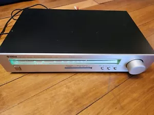YAMAHA T-560 Natural Sound Analog AM/FM Stereo Tuner Powers On - Picture 1 of 7
