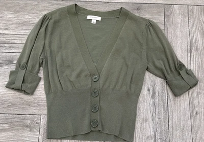 Suéter corto Dressbarn cintura corta verde mangas enrollables botones talla XL Foto 1 de 4