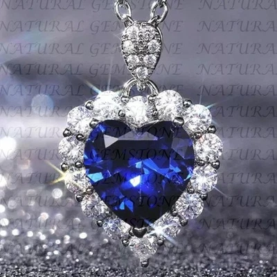 Colgante de diamantes y zafiros naturales en forma de corazón de 7,20 quilates enchapado en oro blanco de 18 quilates Foto 1 de 4