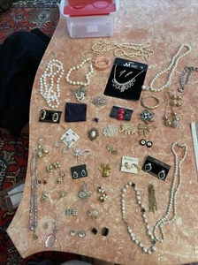 Huge lot of estate jewelry Bracelets ,necklaces, broches, earrings and more - Picture 1 of 12