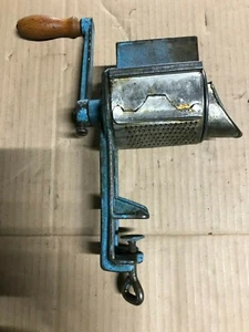 Alter Zerkleinerer mit Handkurbel Marke Titan 1 Eisenguss Metall - Picture 1 of 1