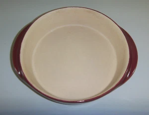 PAMPERED CHEF FAMILY HERITAGE STONEWARE CRANBERRY ROUND BAKING DISH 8" - Picture 1 of 4