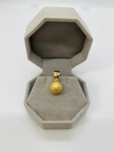 COLGANTE BOLA ESMERILADA CHAPADA EN ORO 14K 20MM ALTO CON PACA X 11MM ANCHO SP8 - Imagen 1 de 2