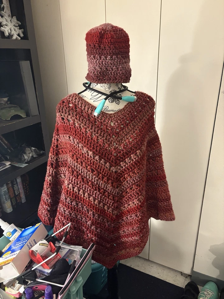 Juego de poncho y sombrero de ganchillo Foto 1 de 3